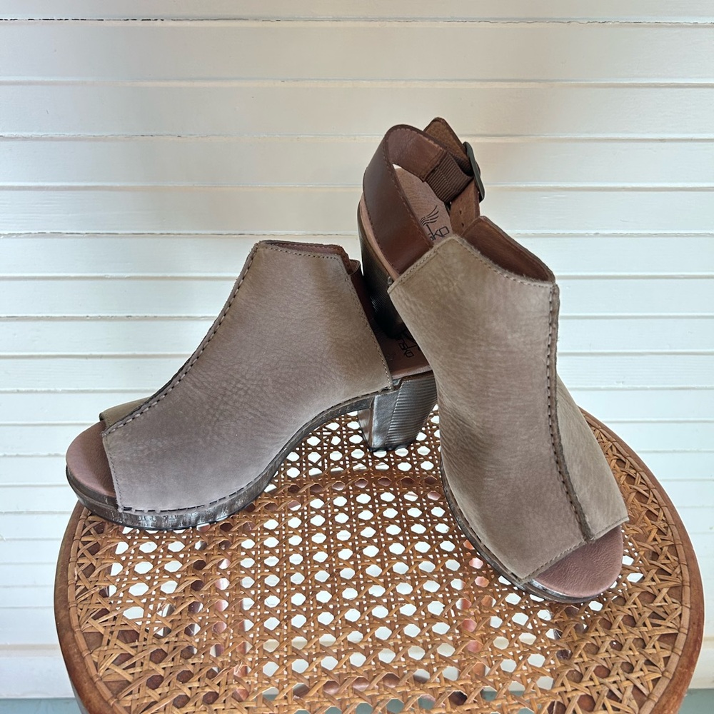 Dansko Reggie peep toe taupe heel size 40 like new.